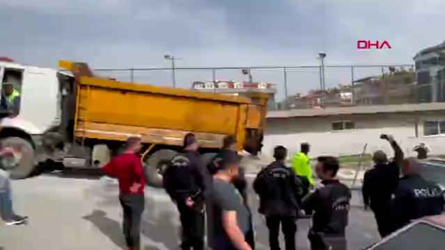 Freni boşalan sürücüsüz kamyon 8 otomobile çarptı