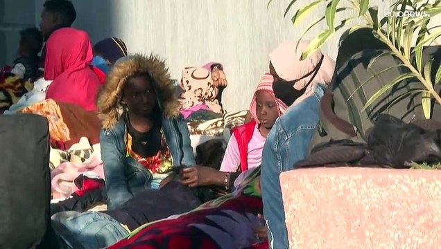 شاهد: لاجئون أفارقة يعتصمون أمام مقر الأمم المتحدة في تونس للمطالبة بإجلائهم إلى دول أخرى