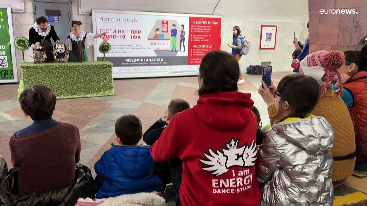 Kurz den Krieg vergessen: Puppenspiel in der Charkiwer U-Bahn