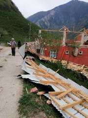 GÜMÜŞHANE'DE KUVVETLİ RÜZGAR; EVLERİN ÇATISI UÇTU