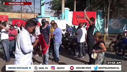 ¡Protesta! Militantes de LIBRE piden “cabeza” de la directora de “El Tórax”