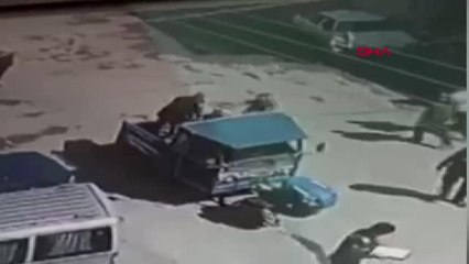 YAŞLI ADAMIN PATPATIN KASASINDAN DÜŞME ANI KAMERAYA YANSIDI