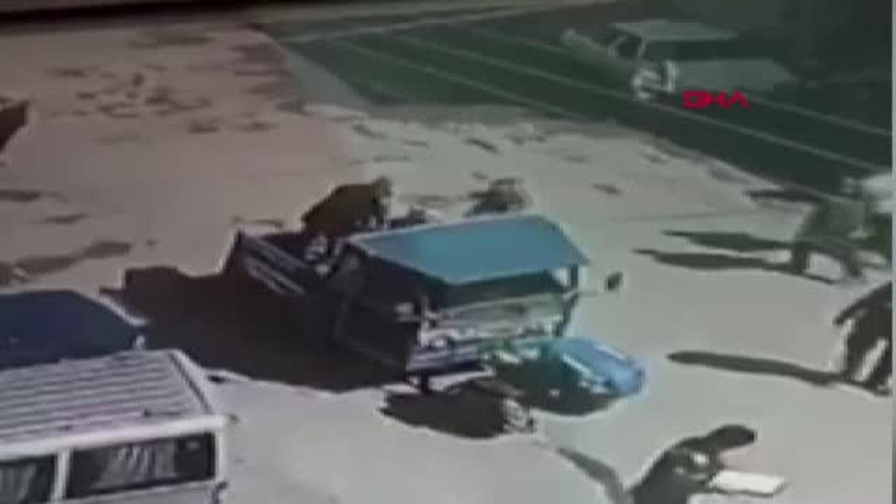YAŞLI ADAMIN PATPATIN KASASINDAN DÜŞME ANI KAMERAYA YANSIDI