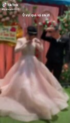 Chàng dâu và chàng rể hạnh phúc trong đám cưới