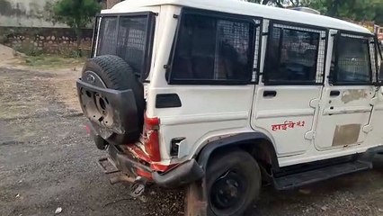 ओवरलोड वाहन ने मारी टक्कर, दो पुलिसकर्मी घायल