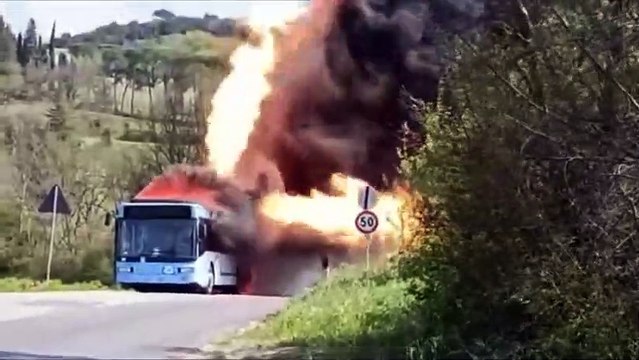 Ce bus en feu se transforme en triple lance-flammes !
