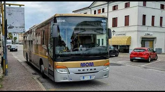 Autista della Mom accoltellato per aver chiesto il biglietto a un giovane: caccia all'aggressore