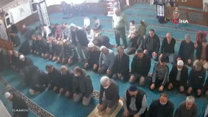 Son dakika 3. sayfa: Camide namaz kılarken hayatını kaybetti...O anlar kameralara yansıdı