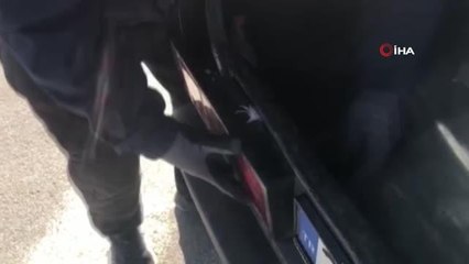 Otomobilin stop lambasında uyuşturucu madde bulundu