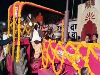 निराला अंदाज : ट्रैक्टर चलाकर विवाह स्थल पहुंची दुल्हन...
