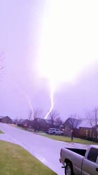Il filme un éclair spectaculaire qui va de la Terre vers le ciel