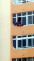 Salvan la vida a un hombre que intentó tirarse desde un edificio en Los Cristianos