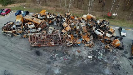 Irpin'de saldırılarda hasar gören araçlar hurdaya çekildi