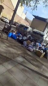Contenedores llenos de basura en la plaza Nadal de Sant Andreu