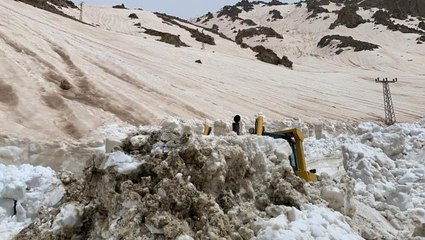 Hakkari'de üs bölgesi yolunda metrelerce karla mücadele sürüyor