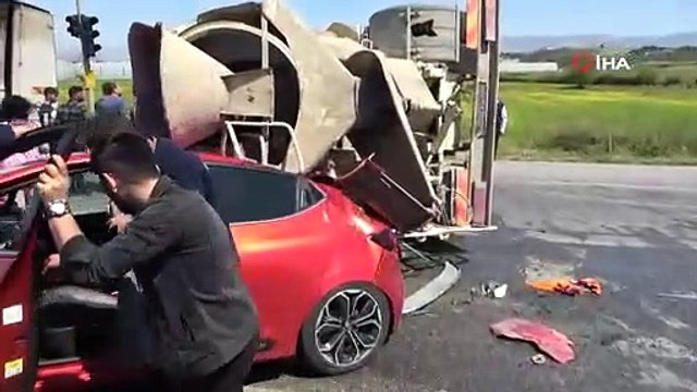 Beton mikseri önce kamyona ve otomobile çarptı, ardından bir aracın üzerine devrildi