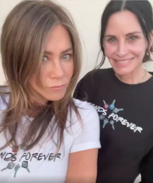 Jennifer Aniston and Courteney Cox Had a Twinning Moment