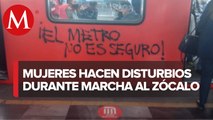 Colectivos feministas logran ingresar a la estación de metro Allende