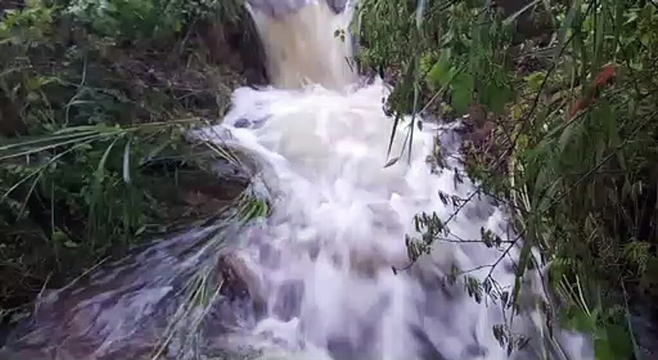 Açude do Junco sangra após dez anos em Grajneiro