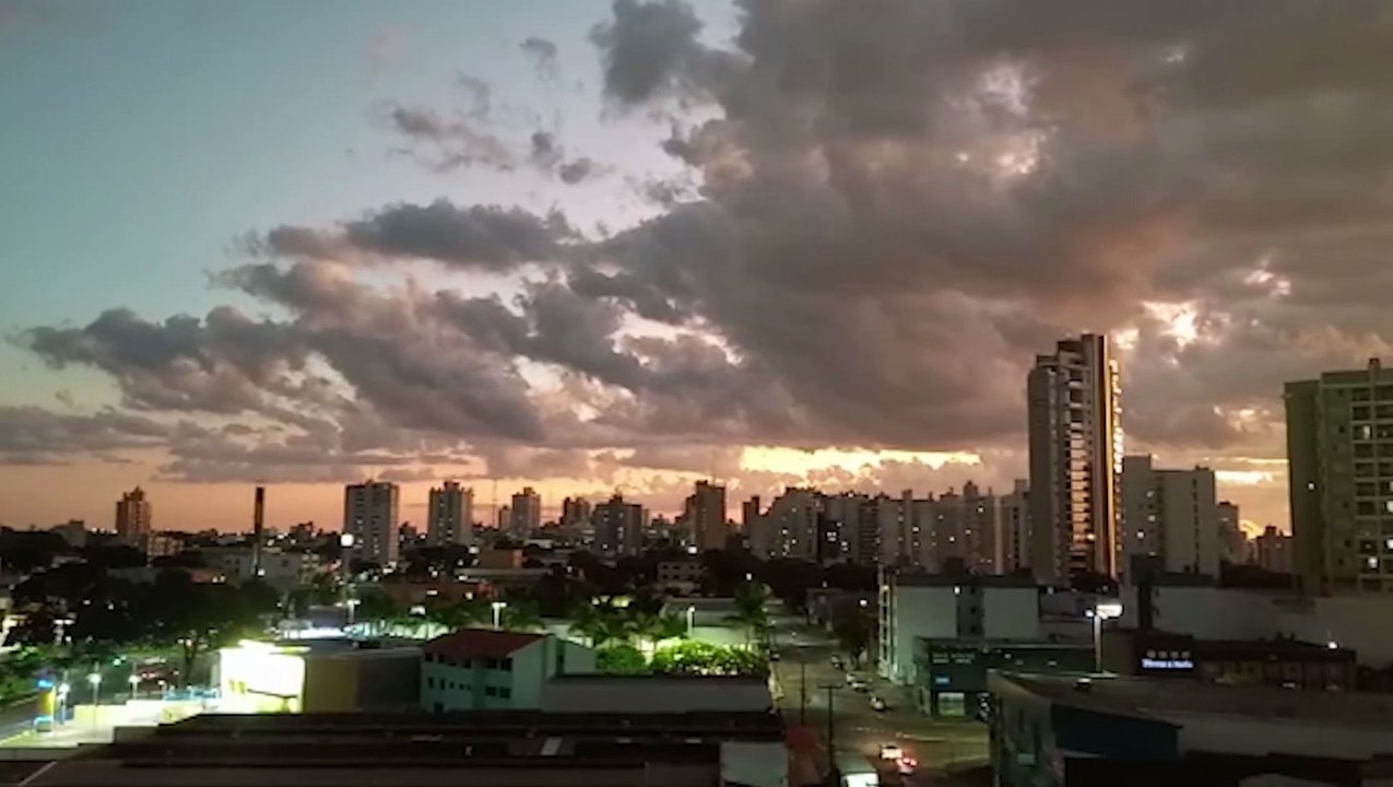 Já dizia Rita Lee: Que flagra! Enquanto filmava pôr do sol, internauta registra acidente de trânsito