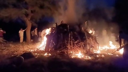 एक चिता पर हुआ पति- पत्नी व बेटे का अंतिम संस्कार, चीत्कारों से दहला गांव