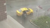 Ataşehir'de taksici dehşeti: Ücrete itiraz eden kadın turisti darbedip yere fırlattı