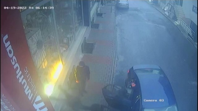 Hırsızları balkondan attığı eşyalarla engelledi