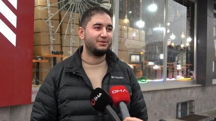 Hırsızları balkondan attığı eşyalarla durdurdu