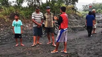 Nekat Menambang Pasir, Dua Truk ini Terseret Banjir Lahar Hujan Semeru