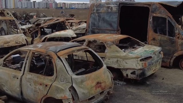 Penampakan Kuburan Bangkai Mobil yang Hancur Akibat Serangan Rusia