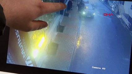 İçeriye girmeye çalışan hırsızları bakın nasıl engelledi! O anlar anbean kamerada