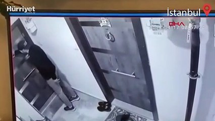 Bağcılar'da daire kapılarını açamayınca bir çuval ayakkabı çaldı
