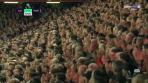 Les supporters de Liverpool applaudissent et chantent pour soutenir Ronaldo