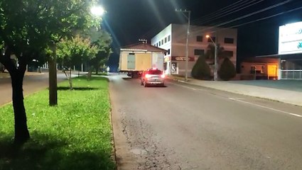 Casa de madeira "viaja" de caminhão do Bairro Coqueiral para o distrito de Rio do Salto