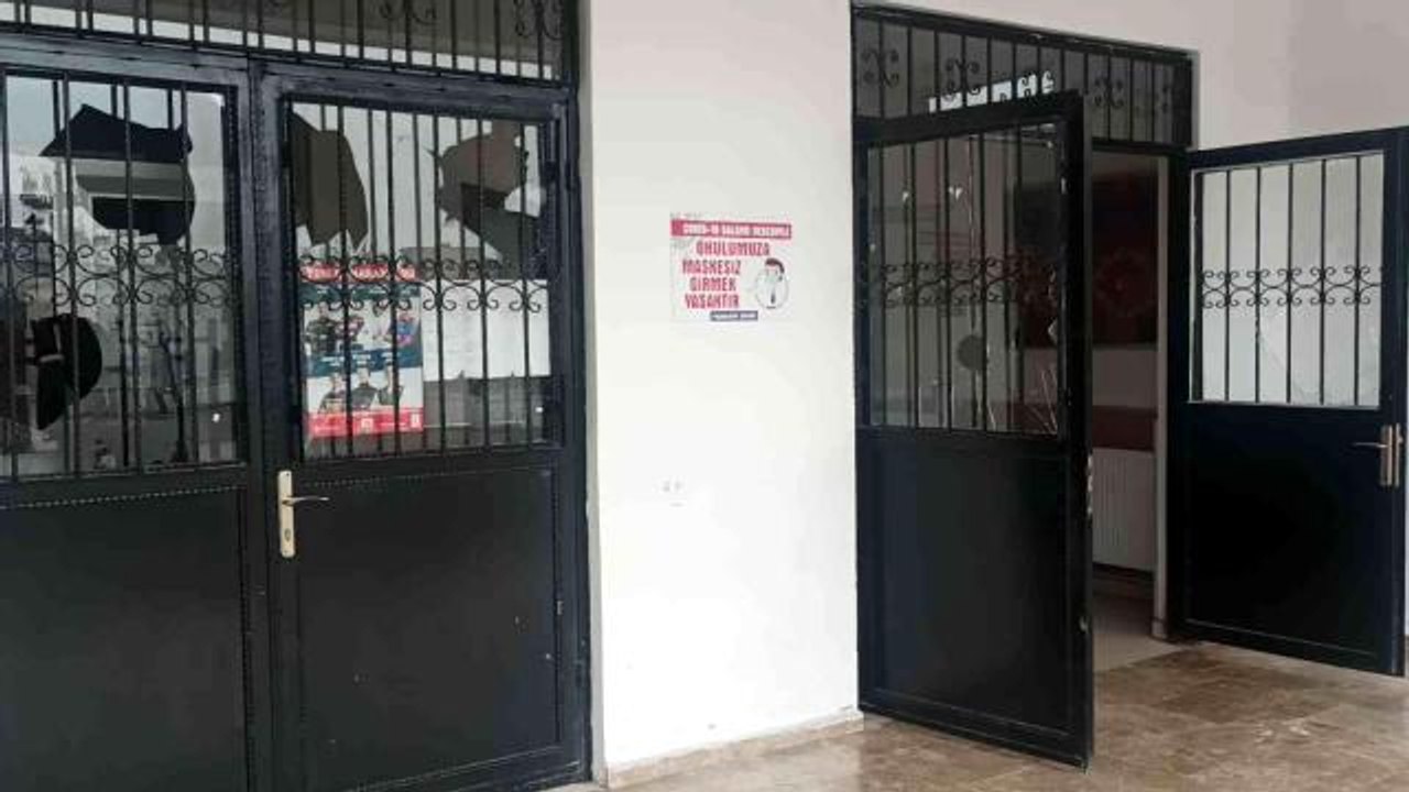 Okula satırlı saldırı... Satırla okula giren şahıs, okul camlarını parçaladı