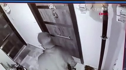 Daire kapılarını açamayınca bir çuval ayakkabı çaldı