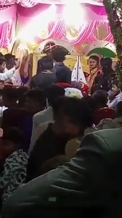 மணமகனுக்கு “பளார்” விட்ட மணமகள்! கலவர காடான கல்யாண வீடு! என்ன கொடுமை சார் இது? - வீடியோ