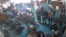 Son dakika haber... Camide namaz kılan kişinin kalp krizi geçirme anı güvenlik kamerasına yansıdı