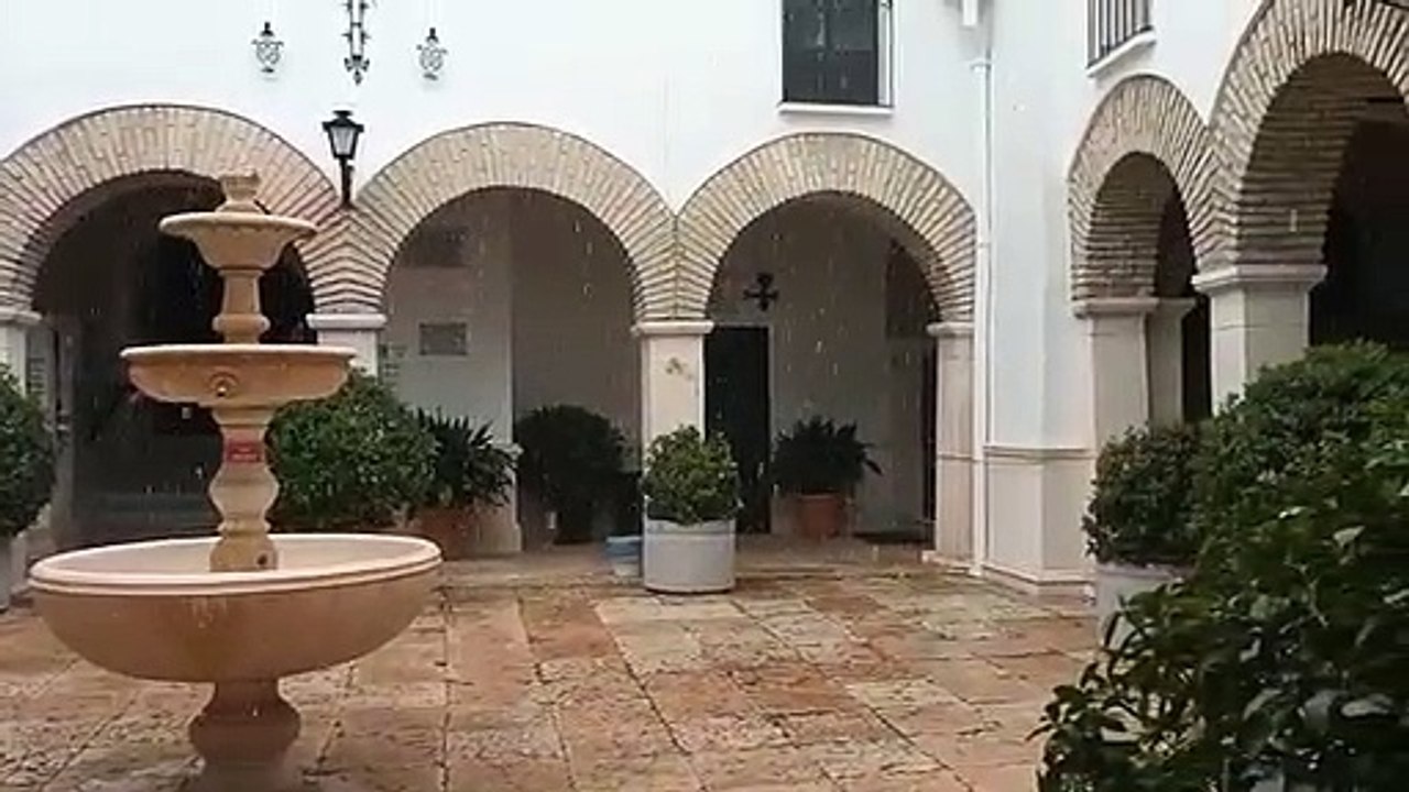 Comienza a nevar en la ermita de la Virgen de la Sierra