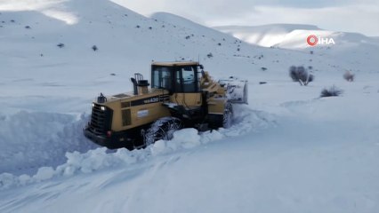 Bayburt'ta metrelerce karla mücadele