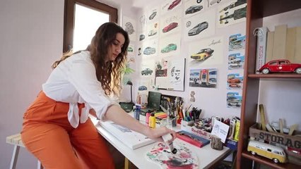 Üniversite öğrencisi genç kızın otomobil tasarımı tutkusu