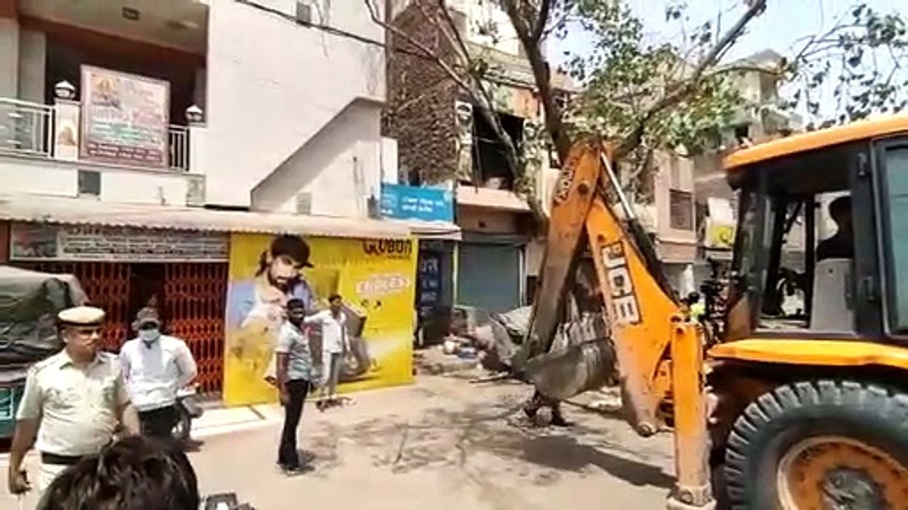 जहांगीरपुरी _ मंदिर के आसपास बनी दुकानों को छुआ भी नहीं