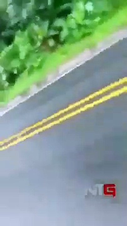 山路S形狂飆「左右切道」猛晃車身 超狂騎士超慘結果曝光(360p)