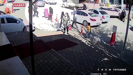 Fenalaşan kadın otomobilin altında kalmaktan son anda kurtuldu