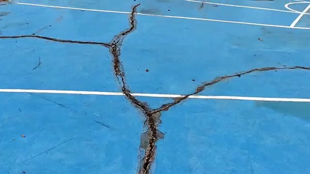篮球场地面龟裂