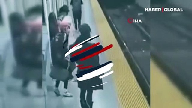 Metro istasyonunda bekleyen kadın raylara itildi