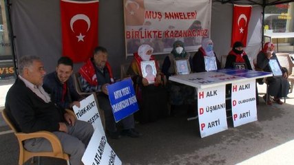 MUŞ'TA HDP ÖNÜNDEKİ AİLELERDEN MEHMETÇİK'E DESTEK