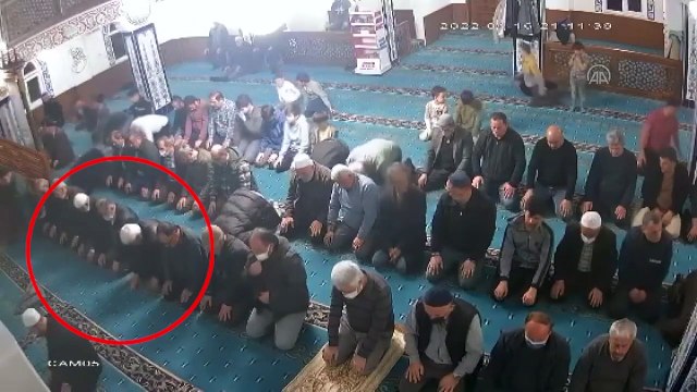 Namaz sırasında kalp krizi geçirdi
