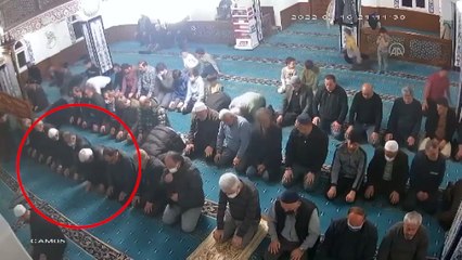 Namaz sırasında kalp krizi geçirdi