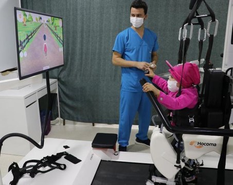 Lösemili Zehra, fizik tedavi ile yürümeye başladı